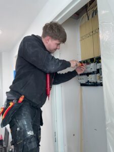 Elektromonteur bij groepenkast